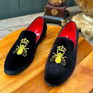 Santimon Black Velvet Crown Bee Slippers Shoes Loafers 6.5 Women’s, 5.5 Men’s